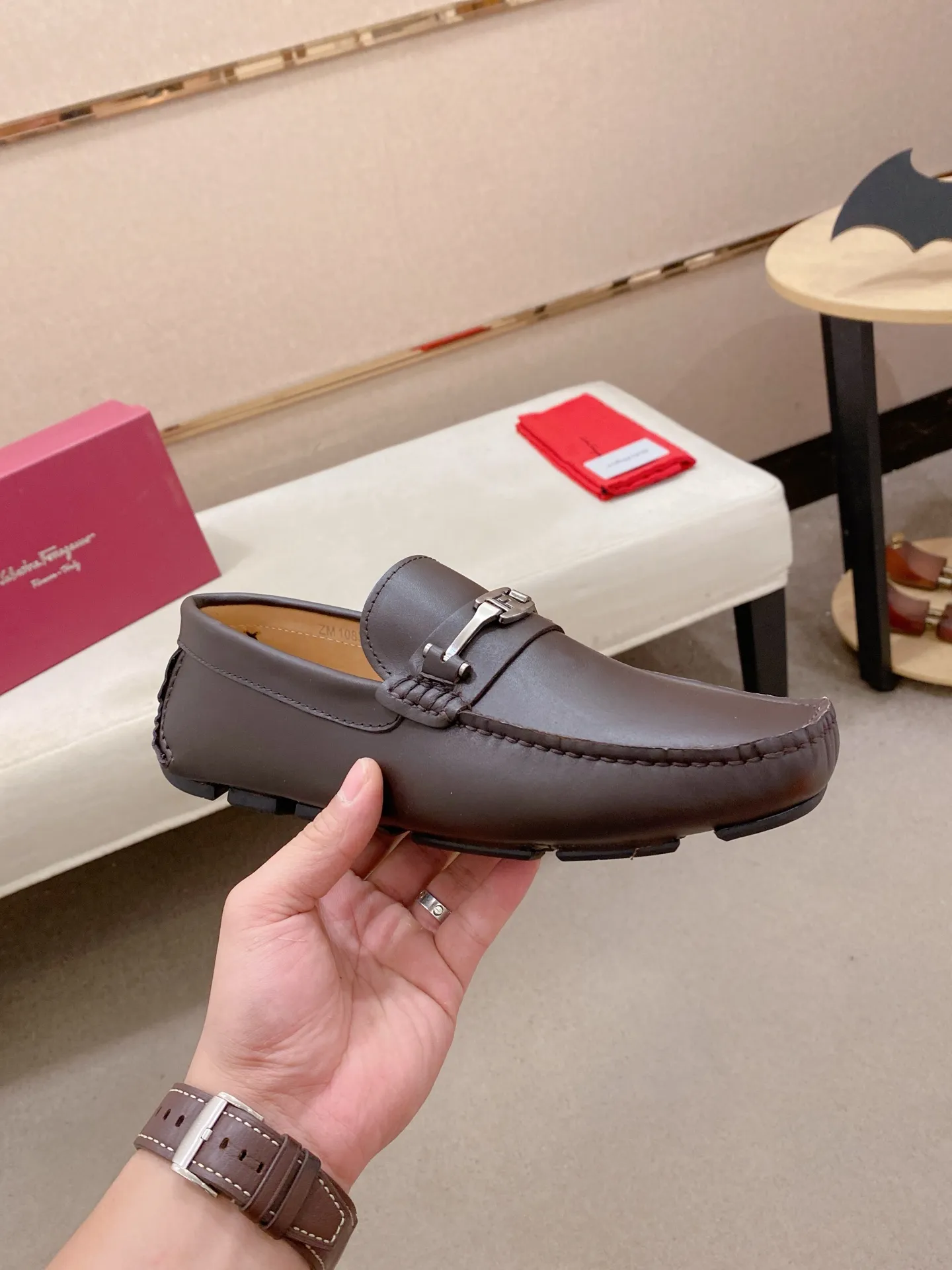 Factory price: 540💰High-end quality! Ferragamo🆕🆕Exclusive hot-selling products in stock🔥🔥New products on the shelves, high-quality Ferragamo men's pea shoes, high-end casual driving shoes, with complete packaging! 💪 💪 Material: imported first-layer cowhide 🐂 + imported high-quality water-dyed cowhide lining + wear-resistant outsole 👍🏻👍🏻 Features: high-end and comfortable, purely handmade 🚀 🚀 Create the perfect shoe that suits you best 🔥 🔥 Size: (38-44) 45 standard size can be customized!